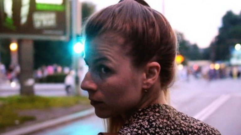 Другото заглавие е "Червено, твърде червено" (2018 ) на талантливата Божина Панайотова. След 25 години във Франция тя се връща в България с камера в ръка и едно съмнение: ами ако родителите й са сътрудничили на Държавна сигурност? Така се ражда този дълбоко личен филм, оценен високо на Берлинале и предизвикал майката на Божина да напише книга, която се очаква на българския пазар през 2019 г.