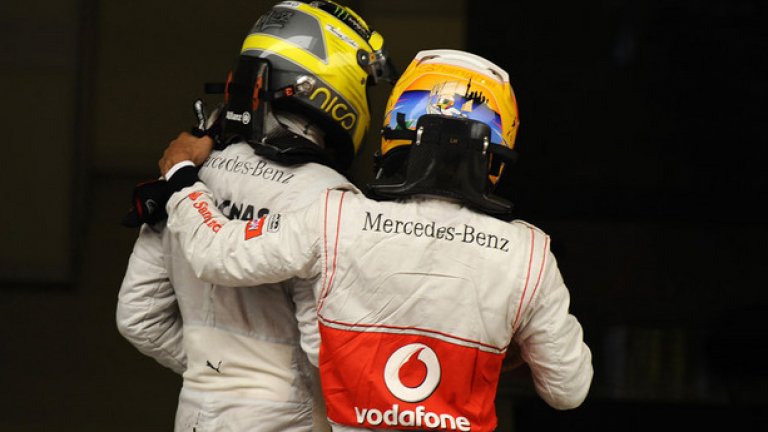 Розберг печели първата си победа във Формула 1 през 2012 в Гран при на Китай.Люис го чака в закрития парк, за да го поздрави. Поредицата повреди в колата на McLaren карат Хамилтън да приеме офертата на Mercedes