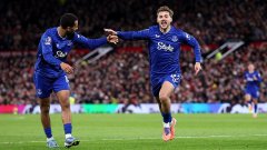 Юнайтед не успя да надвие 10 от Евертън. Дюсбъри-Хол изпрати трите точки в актива на "карамелите"