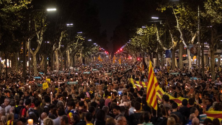 Над 200 000 души излязоха се събраха по улиците на Барселона в подкрепа за задържаните ръководители на две каталунски организации, които подкрепят независимостта на областта от Испания - Жорди Шуишарт и Жорди Санчес