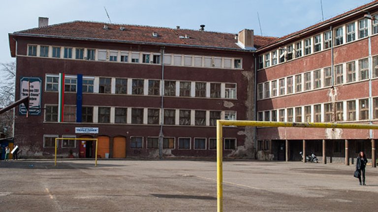 Сградата на 13 ОУ се намира в близост до Женския пазар
