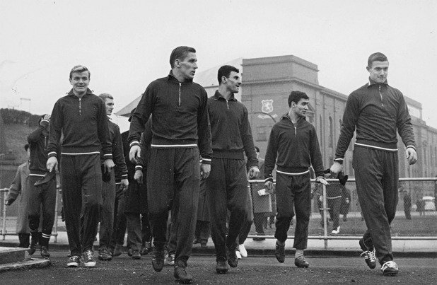 1962 г. Играчите на Торпедо (Москва) се разхождат край стадион "Айброкс" в Глазгоу.
