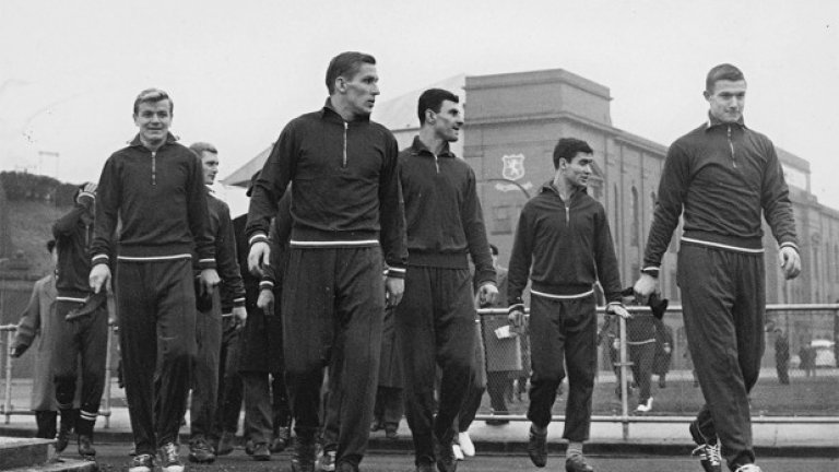1962 г. Играчите на Торпедо (Москва) се разхождат край стадион "Айброкс" в Глазгоу.
