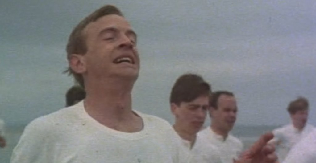 “Огнени колесници” 
Къде да го гледаме: в Apple TV+
Започнал като експериментален филм, днес “Огнени колесници” е най-високо оцененото заглавие на тема олимпийски състезания. Продукцията ни пренася в 1924 г., когато студенти от Кеймбридж се подготвят да спринтират на Олимпийските игри в Париж. Акцентът на историята е вътрешната мотивация на начинаещите спортисти, които минават през еуфория, депресия и разочарования.