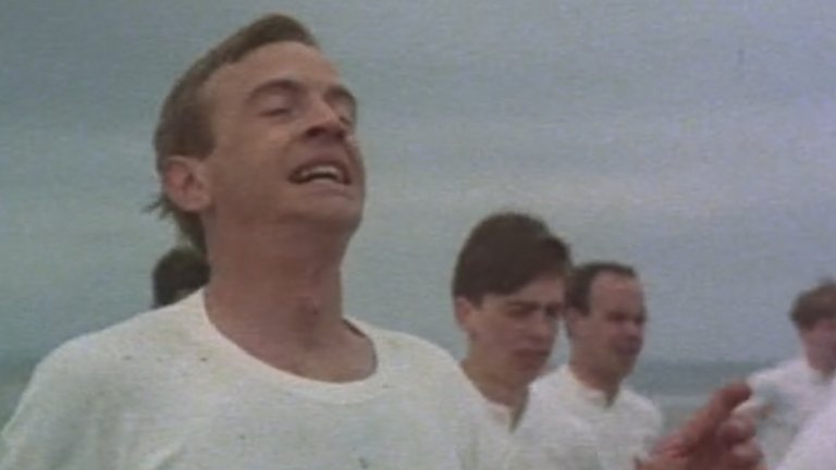 “Огнени колесници” 
Къде да го гледаме: в Apple TV+
Започнал като експериментален филм, днес “Огнени колесници” е най-високо оцененото заглавие на тема олимпийски състезания. Продукцията ни пренася в 1924 г., когато студенти от Кеймбридж се подготвят да спринтират на Олимпийските игри в Париж. Акцентът на историята е вътрешната мотивация на начинаещите спортисти, които минават през еуфория, депресия и разочарования.