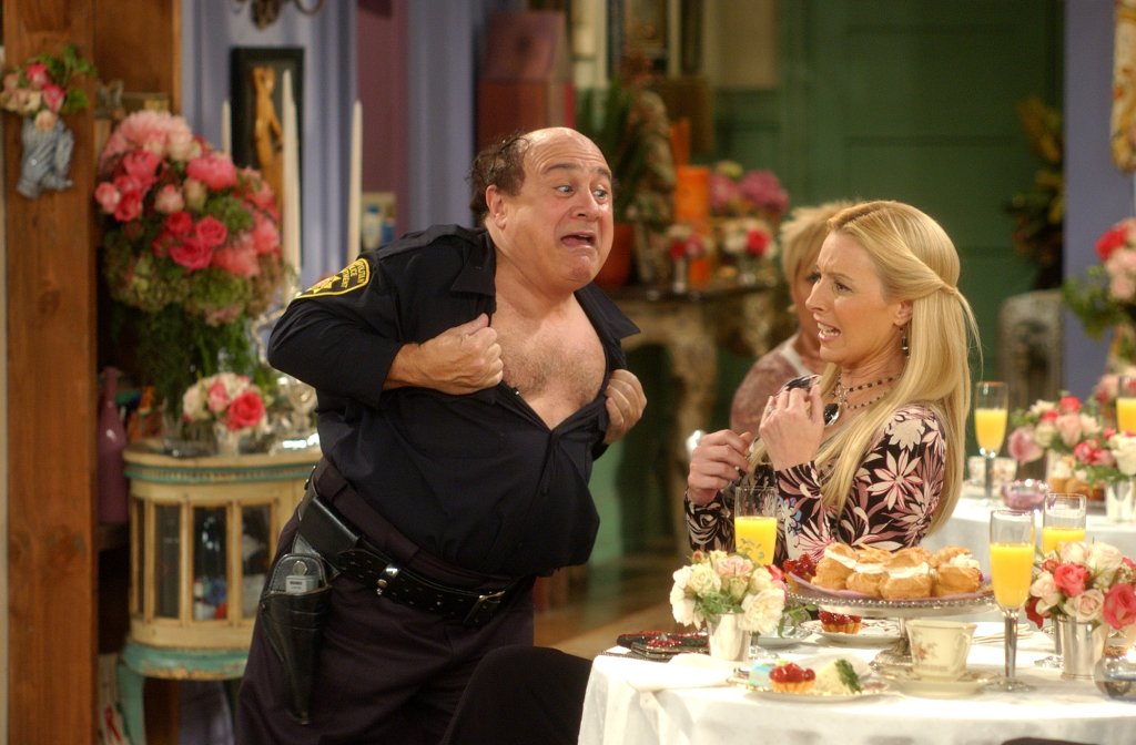 Дани Де Вито
Едно от най-паметните гостувания на звезди в сериала е това на Дани Де Вито. Нисичкият симпатяга играе стриптийзьор на моминското парти на Фйиби. Разбира се, не е това, което Фийби е очаквала, но в крайна сметка, всичко