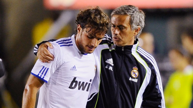 Педро Леон
„Белите“ платиха 10 млн. евро на Хетафе за него. Изигра само 14 мача за Реал. В момента е в Ейбар.