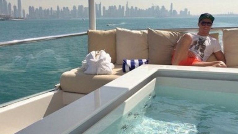 Кристиано Роналдо вече разпуска в Дубай, където беше награден с приза за най-добър футболист на 2014 г. в класациите на Globe Soccer Awards.