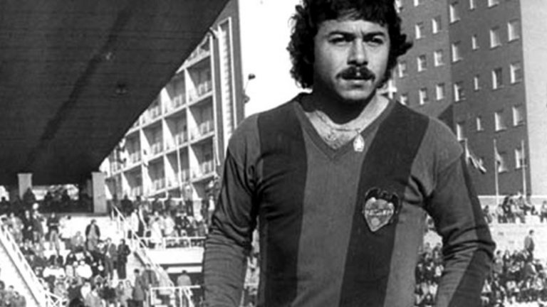 Прякорът Ел Чино (Китаеца) се ражда заради ниския му ръст и леко дръпнати очи. Това е само единият от двата прякора, които го правят митична фигура в Чили.