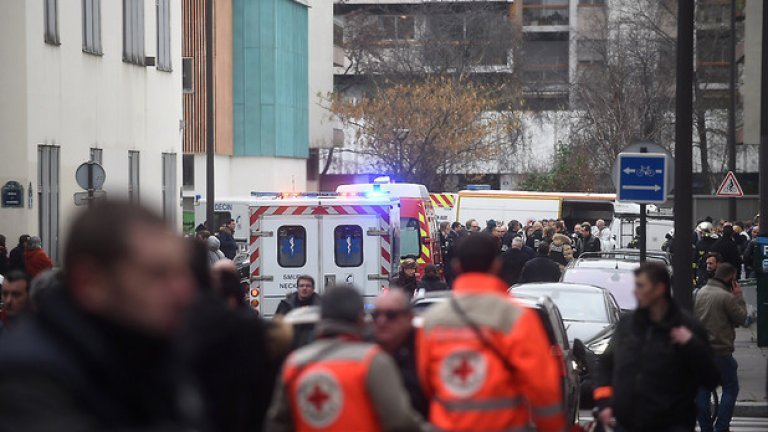 Президентът Франсоа Оланд каза, че загиналите са убити от страхливци