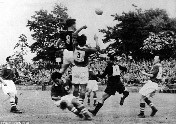 На пръв поглед това изглежда като ръгби мач, но всъщност е сцена от световното първенство през 1954-а година в Швейцария на мача между Унгария и Южна Корея, спечелен от европейците с 9:0. "Маджарите" стигнаха до финал, в който поведоха с 2:0 на Западна Германия, но в крайна сметка изгубиха с 2:3