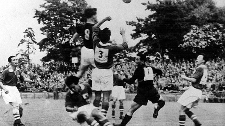 На пръв поглед това изглежда като ръгби мач, но всъщност е сцена от световното първенство през 1954-а година в Швейцария на мача между Унгария и Южна Корея, спечелен от европейците с 9:0. "Маджарите" стигнаха до финал, в който поведоха с 2:0 на Западна Германия, но в крайна сметка изгубиха с 2:3