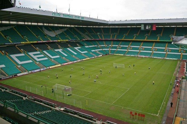 11. "Селтик Парк", Глазгоу
Най-големият стадион в Шотландия и вторият най-голям клубен във  Великобритания. Феновете на Селтик го наричат "Рай", защото атмосферата е уникална. Построен през 1892-ра, основно реновиран през 2002-ра, стадионът днес побира 60 000 запалянковци, вместо близо 95-те, които се струпваха там до края на 80-те. И пак остава шумно и магическо място.