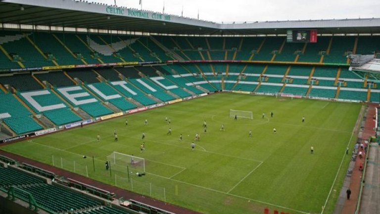11. "Селтик Парк", Глазгоу
Най-големият стадион в Шотландия и вторият най-голям клубен във  Великобритания. Феновете на Селтик го наричат "Рай", защото атмосферата е уникална. Построен през 1892-ра, основно реновиран през 2002-ра, стадионът днес побира 60 000 запалянковци, вместо близо 95-те, които се струпваха там до края на 80-те. И пак остава шумно и магическо място.