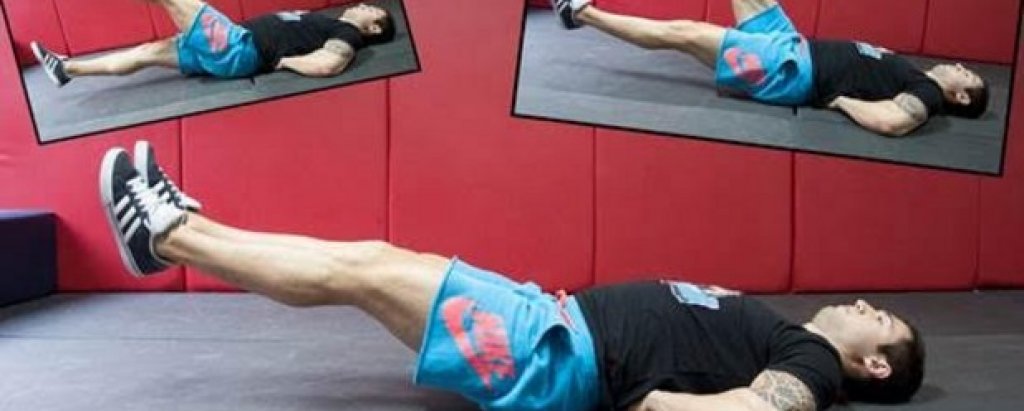 5. Въздушни ритници (Flutter kicks) 
Начин на изпълнение:  Легнете на пода с ръце встрани от тялото или под долната част на гърба. Повдигнете краката си няколко сантиметра (според възможностите) от пода. Дръжте краката си изправени (малко свиване в коленете е позволено). Започнете да движите последователно краката си нагоре и надолу, редувайки ляв и десен крак - когато вдигате единия крак нагоре, другият се спуска надолу. 
Стремете се към:  3-4 серии по 10-40 оборота според личните възможности. 
Направете го по-трудно: При повдигане на краката, използвайте контролирано и бързо движение, вдигайки краката високо. Комбинирайте в супер серия с друго упражнение, като изпълните flutter kicks като второ упражнение. Използвайте ръцете за контрол и стабилност, но натискайте долната част на гърба към пода. 
Направете го по-лесно като за стартова позиция вдигнете краката минимално от пода.