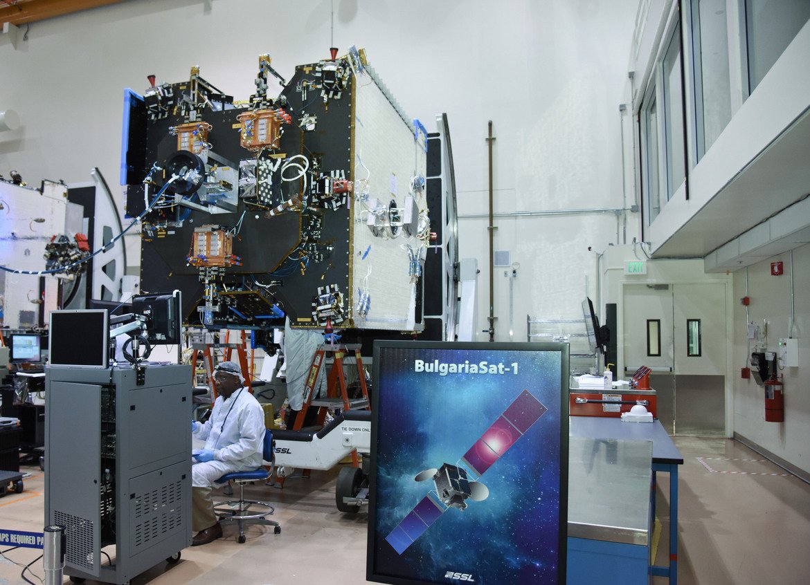 Космическият апарат с минимум 20 години живот за експлоатация е създаден на база на платформата SSL 1300 на Space Systems Loral (най-големия производител на геостационарни комерсиални сателити)

