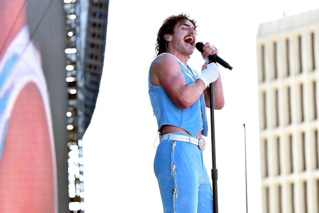 Бенсън БуунБенсън Буун беше с атрактивен костюм точно като за сцената. Това, което обаче подразни, е откровеното копиране на стила и дори мустака на Фреди Меркюри. Буун е прекрасен певец, но сякаш тази имитация не е съвсем на мястото си, особено на панаир на суетата като Coachella.