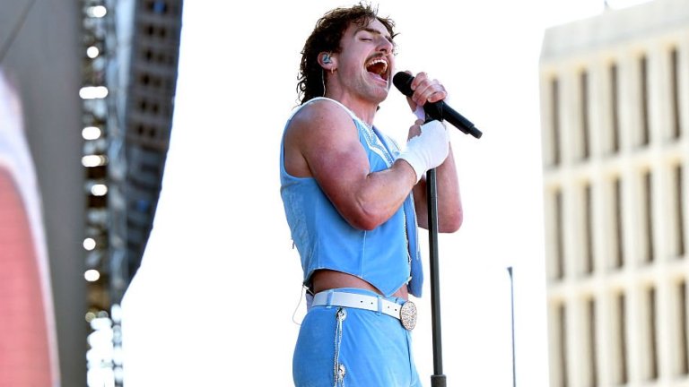 Бенсън БуунБенсън Буун беше с атрактивен костюм точно като за сцената. Това, което обаче подразни, е откровеното копиране на стила и дори мустака на Фреди Меркюри. Буун е прекрасен певец, но сякаш тази имитация не е съвсем на мястото си, особено на панаир на суетата като Coachella.