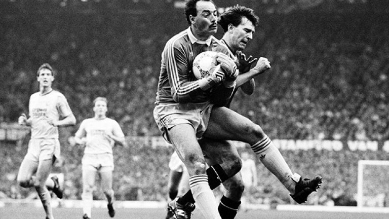 Вратарят на Ливърпул Брус Гробелар е притиснат от капитана на Юнайтед Брайън Робсън по време на дербито на "Олд Трафърд" през 1987-а, което завършва 1:1