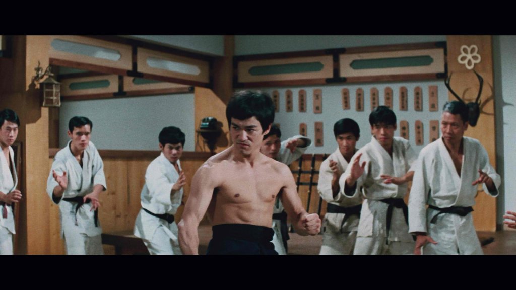 5. \"Fist of Fury\" 
Брус Лий е Чен Жен, ученик на известен кунг фу майстор в колониален Шанхай от 30-те. Когато разбира, че учителят му е убит от японците, той побеснява и боят започва. Китайската публика е в патриотичен възторг от филма, мнозина до