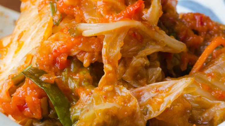 Кимчи. Едно от основните ястия в корейската кухня е особено препоръчително да се консумира с комбуча, всеки хипстър знае това