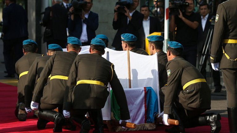 Стотици хиляди изпращат Ислам Каримов с почести и сълзи