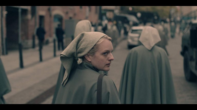 Историята на прислужницата (The Handmaids Tale) 
Вече два сезона проследяваме историята на Джун - млада жена и майка в антиутопично общество, в което телата на жените са само утроби, в които да зрее живот, даван на чуждо семейство. Създаден първоначално по едноименния роман на Маргарет Атууд, "Историята на прислужницата" показва свят, в който раждането на дете е рядко събитие, а религиозни фанатици са застанали начело на обществото. Резултатът е изкривен социален ред, в който човешките права са потъпкани. Сериалът може да бъде гледан от 6 юни по HBO и HBO GO.