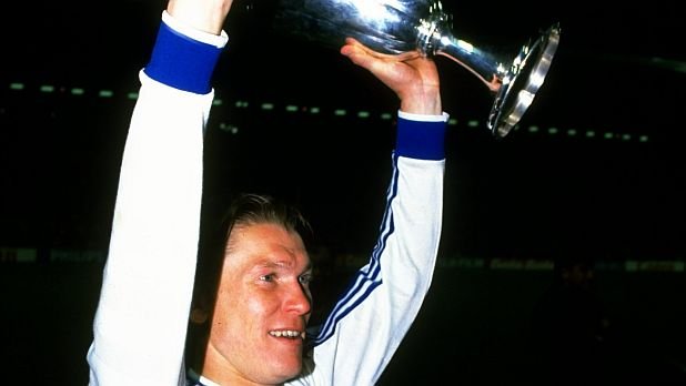Рекордьорът по мачове и голове за Динамо Олег Блохин с Купата на носителите на купи през 1986 г.