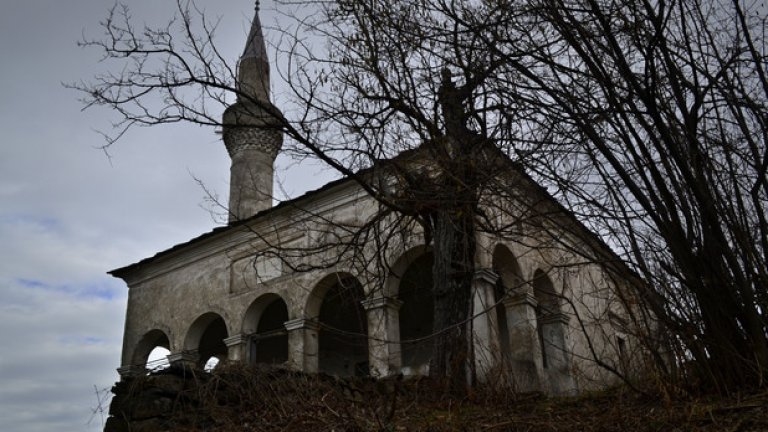 Старата джамия в Любино е построена през далечната 1844-та. Днес обаче местната забележителност е полу-изоставена.
