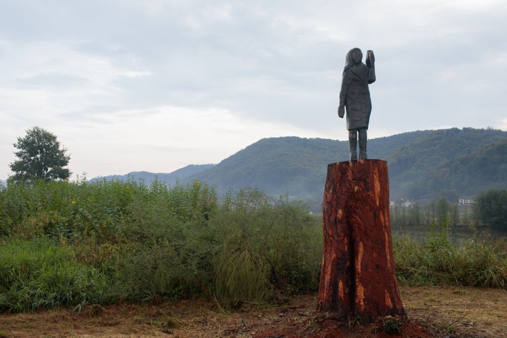Бронзова статуя на Мелания Тръмп замени изгорената през юли дървена скулптура на американската първа дама в Словения.