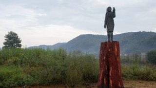 Бронзова статуя на Мелания Тръмп замени изгорената през юли дървена скулптура на американската първа дама в Словения.