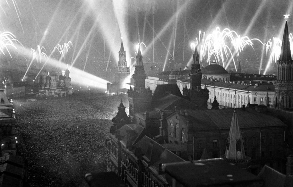 Фойерверки на Червения площад в Москва, след като бива обявена победата във Втората световна война през 1945 г.
