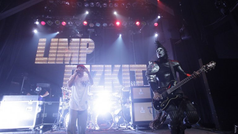 Limp Bizkit
Limp Bizkit са едно от редките имена на банди, които не биха станали още по-абсурдни, ако бяха написани "LiMp b!ZKiT," наблюдение, което прави необуздания гняв на групата още по-труден за приемане насериозно. В смисъл, наистина, все пак говорим за "he-said-she-said bullshit" и предизвикващия гняв Фред Дърст?!