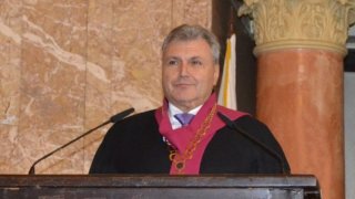 Новият декан е проф. Любомир Спасов - бившият шеф на болница "Лозенец", свързван със скандалите с луксозния апартамент в болницата и съмнителните трансплантации на органи.