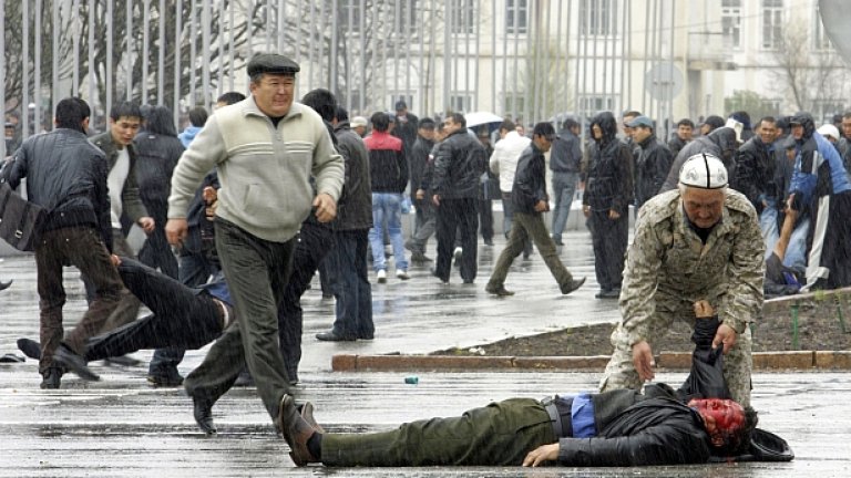 След два дни бунтове властта в Киргизстан падна...