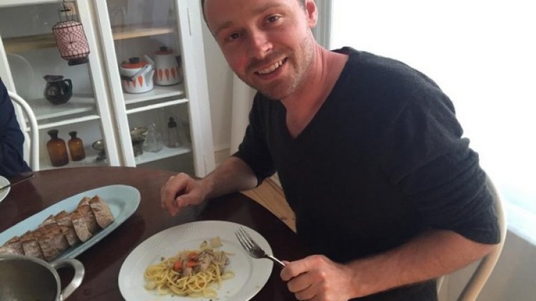 "Хората харесват мита за малката приказна държава, най-щастливата страна в света; тя обаче се оказва пълна с варвари, които се отнасят жестоко с животните," отговаря той саркастично. "Това е добър медиен сюжет."