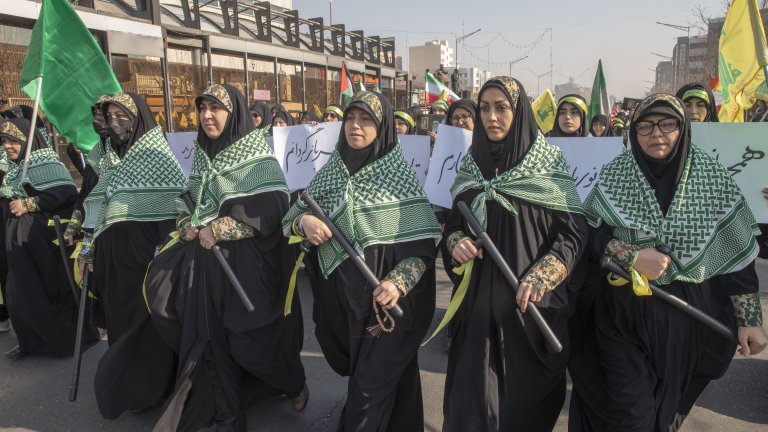 В Басидж членуват и жени