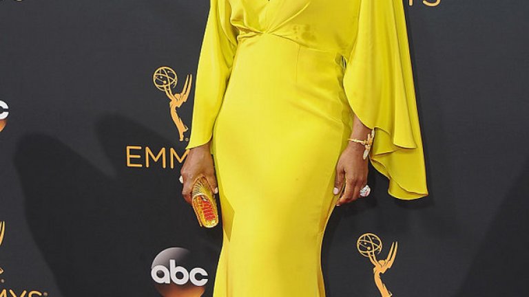 Американската актриса и режисьор Анджела Басет привлече вниманието с ярко жълтата си рокля на Christian Siriano.