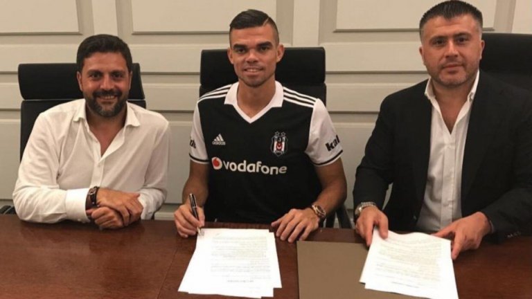 Португалският национал бе свързван с трансфер в Пари Сен Жермен, но подписа договор за два сезона с гранда от Истанбул.