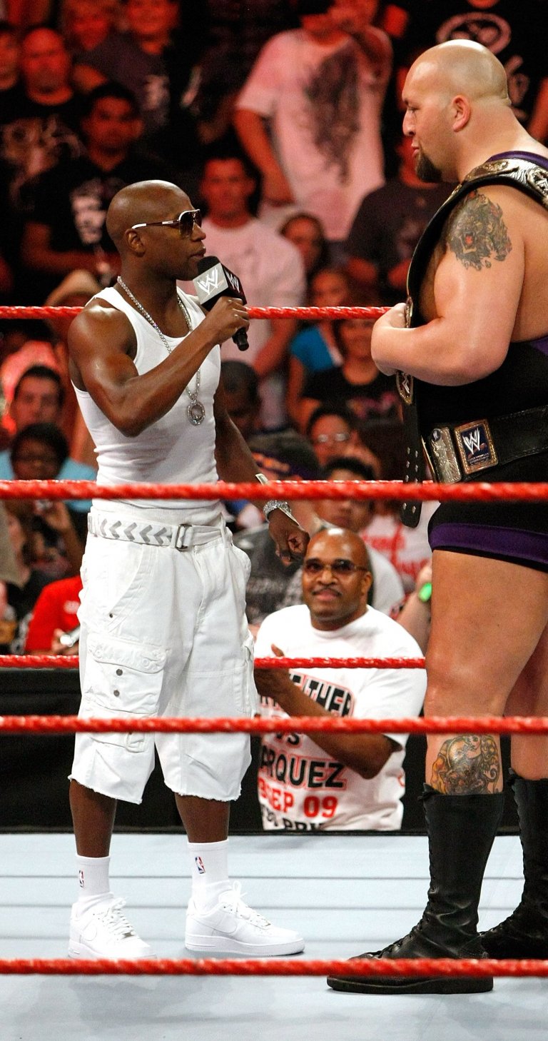Уайт се е изправял срещу боксьора Флойд Мейуедър-младши на сцената на най-голямото кеч шоу - WrestleMania.