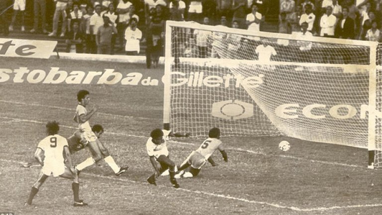 Отново фотос от знаменитото 2:0 за Англия на "Маракана" през 1984 година. Джон Барнс отбеляза феноменален гол, преминавайки на парад през шокираната отбрана на домакините. "Не успяха да реагират, защото не вярваха, че англичанин е способен на нещо такова", шегува се Барнс за този гол. Всъщност цяла Англия не успява да види попадението на живо заради проблем с трасето от Бразилия.