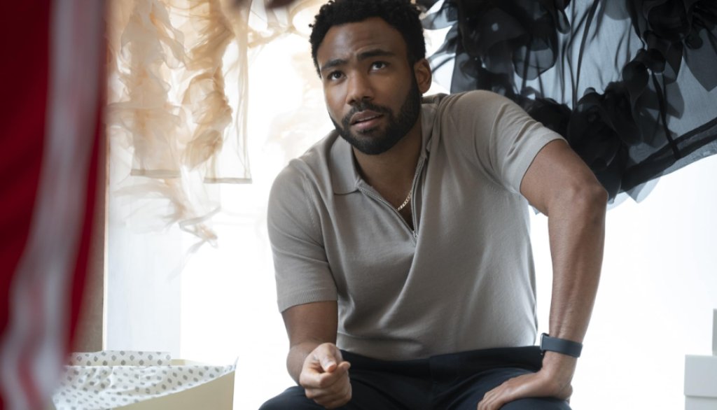 10. Atlanta / „Атланта“ (2016–2022)
На пръв поглед сериалът на Доналд Глоувър разказва позната история за пробив в музикалния бизнес. Ърн няма стабилни доходи и се опитва да подреди живота си, когато вижда възможност в набиращата популярност рап кариера на братовчед си Алфред, известен като Paper Boi. Решава да стане негов мениджър, въпреки че тепърва ще учи правилата.
През четирите си сезона „Атланта“ превръща тази отправна точка в свободен разказ за парите, расизма, славата и очакванията към чернокожите артисти. Глоувър, Брайън Тайри Хенри, Лакит Станфийлд и Зази Бийц водят история, в която обикновен разговор може неусетно да премине в абсурд или кошмар. Никога не е сигурно какъв ще бъде следващият епизод - и именно това е част от удоволствието.
