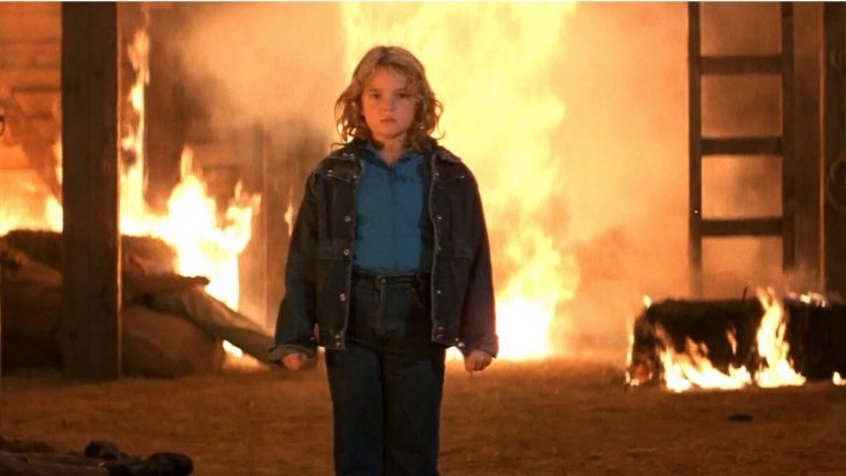Чарли Макгий, "Подпалвачката"
Когато говорим за Стивън Кинг няма как да подминем ролята на малката Дрю Баримор във филмовата адаптация на романа му "Подпалвачката". Малката Чарли наследява способностите на двамата си родители, които са участници в експеримент. Но ако те владеят телекинеза и телепатия, което е доста по-безобидно, то Чарли притежава способността на пирокинеза. 
Тя може да пали всичко, което си пожелае само с един поглед. Буквално. Когато семейството й е преследвано и убито, а Чарли отвлечена, започва истинското огнено шоу. Да, филмът не е от най-големите класики по Кинг, но за сметка на това Баримор и нейната Чарли са от онези деца във филми, от които трябва да се пазите, ако ви е мил животът.