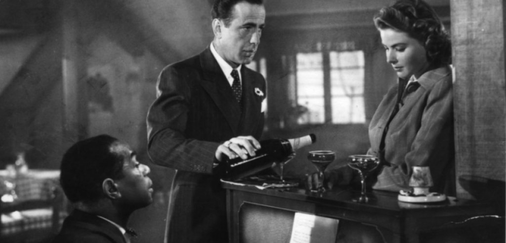 1. “Казабланка” (от 1942 г.)
Циничният американец Рик се е установил на райско място в Мароко, когато Европа е хваната в лапите на Втората световна война. Мързеливият му делник обаче рязко е нарушен, когато първата му любов Илза пристига в кафенето му и му припомня за старите чувства.