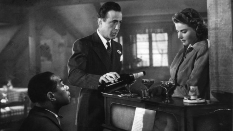 1. “Казабланка” (от 1942 г.)
Циничният американец Рик се е установил на райско място в Мароко, когато Европа е хваната в лапите на Втората световна война. Мързеливият му делник обаче рязко е нарушен, когато първата му любов Илза пристига в кафенето му и му припомня за старите чувства.