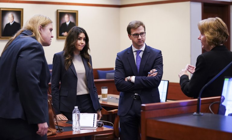 Камил Васкес и екипът адвокати, представляващи Джони Деп в съда