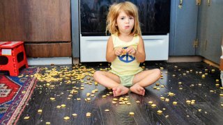 забавно родителство дете снакс