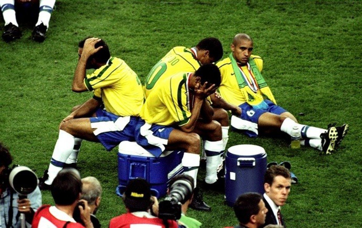 Звездите на Бразилия след загубения финал от Франция на Мондиал 1998 преди точно 20 години.