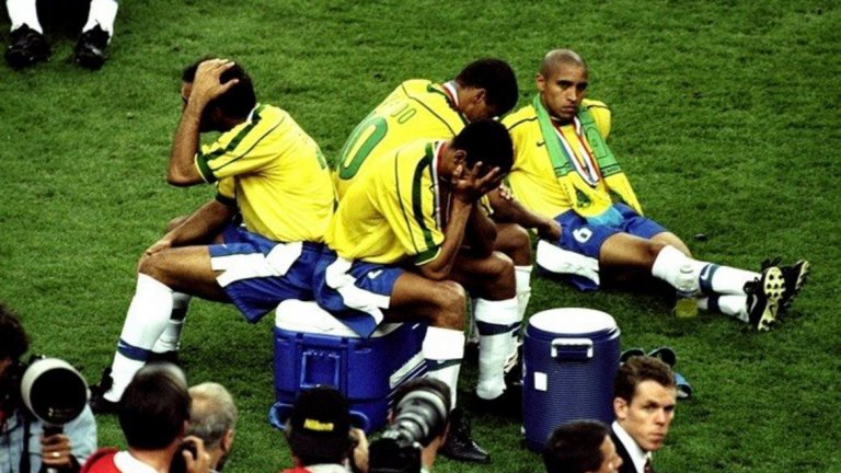 Звездите на Бразилия след загубения финал от Франция на Мондиал 1998 преди точно 20 години.