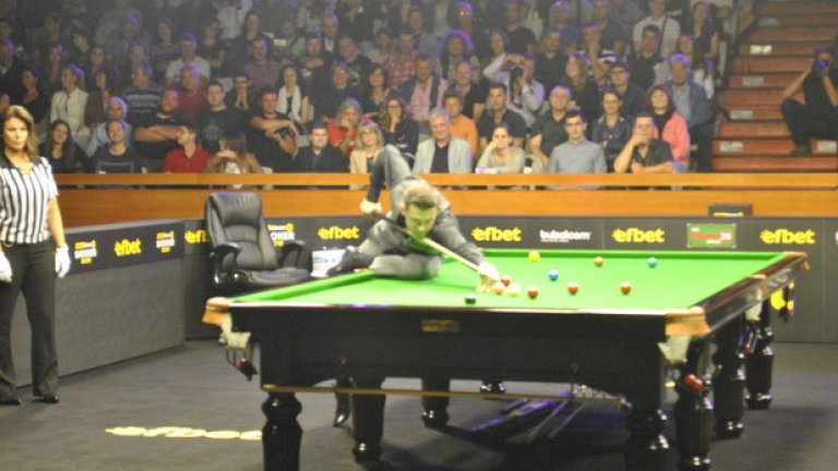 При едно подобно разтягане върху масата от Селби се чу забавно подсвиркване от публиката, което развесли, както англичанина, така и всички по трибуните